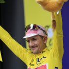 Richard Carapaz y su celebración con el maillot amarillo como líder del Tour de Francia.