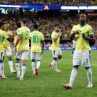 Vinícius (d) celebra uno de los goles de Brasil ante Paraguay
