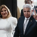 El presidente de Panamá, José Raúl Mulino, llega junto a su esposa Maricel Cohen al Centro de Convenciones Atlapa para su investidura, en Ciudad de Panamá