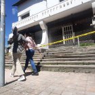 Una vivienda ubicada entre las calles Wilson y Juan León Mera resultó afectada por el sismo en Quito. Una cinta de seguridad se colocó a su alrededor.