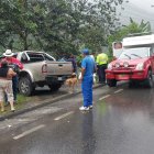 Al lugar del siniestro en la vía Alóag - Santo Domingo acudió personal médico para atender a los heridos