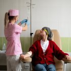 Foto referencial. Imagen ilustrativa de una paciente recibiendo un tratamiento de quimioterapia.