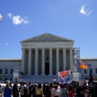 Manifestantes se reúnen frente a la Corte Suprema de los Estados Unidos, Washington, DC, EE.UU., 01 de julio de 2024.
