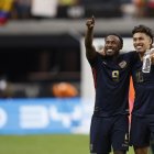 El delantero ecuatoriano John Yeboah (i) y el mediocampista Jeremy Sarmiento (d) en la Copa América 2024.