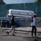 Puerto Príncipe. Dos hombres cargan ataúd por una calle de esta capital.