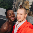 Joseph Quinn y Lupita Nyong"o.