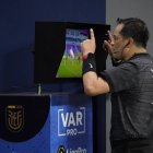 El árbitro Carlos Orbe en una revisión de VAR en un partido de LigaPro