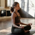 Para aquellos que recién comienzan con la meditación, se recomienda empezar con sesiones cortas de 5 a 10 minutos al día.