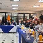 Una parte de los asistentes a la mesa técnica entre autoridades de Gobierno, de Tránsito y gremios de ytransportistas, efectuada este lunes 1 de julio.