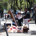 Decenas de comerciantes se ubican en el bulevar de la av. Naciones Unidas.