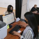 Servicio. Una ciudadana realiza el cambio de domicilio electoral.