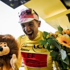 La celebración de Richard Carapaz tras recibir el maillot amarillo como líder del Tour de Francia.