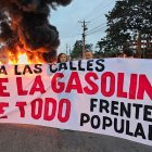 Organizaciones sociales salen a las calles de Guayaquil en rechazo al alza del precio de los combustibles.