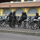 Policías motorizados vigilaban desde la avenida Mariscal Sucre, para que no se suspenda el paso por maifestaciones.