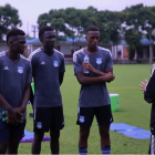 El director técnico de Emelec Leonel Álvarez (d) conversa con los juveniles