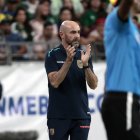 El seleccionador de Ecuador, el español Félix Sánchez Bas (c), fue registrado este domingo, 30 de junio, durante el partido final del grupo B de la Copa América 2024 contra México.