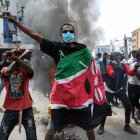 Manifestantes participan en una manifestación antigubernamental en Nairobi, Kenia, 02 de julio de 2024.