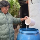 Hecho. María Almagor asegura a EXPRESO que debe madrugar para recoger el agua en los baldes.