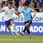 Giovanni Reyna de Estados Unidos y Facundo Pellistri de Uruguay en la despedida del anfitrión de la Copa América.