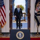 El presidente Joe Biden sale del Salón Azul para pronunciar comentarios sobre el fallo de inmunidad presidencial de la Corte Suprema de Estados Unidos, 1 de julio de 2024.