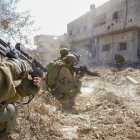 Unos soldados israelíes participan en una de las operaciones de las fuerzas armadas de Israel en las áreas de Shejaiya, Rafah y Gaza central.