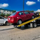 Un vehículo es llevado en una grúa tras el operativo.