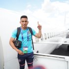 Ángel Mena se muestra en una de las pocas fotos que la FEF dio a conocer del viaje de los seleccionados hacia Phoenix.
