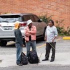 En el sector de La Granados, en el norte de Quito, personas esperan por un trabajo.