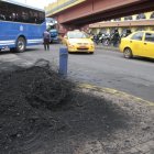 Sobre las aceras quedaron los restos de las llantas quemadas en la protesta previa a las movilizaciones del 4 de julio.