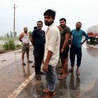La población local cerca del lugar después de una estampida en Hathras, Uttar Pradesh, India.
