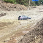 Un vehículo quedó en medio del deslave, pero no se reportaron víctimas.