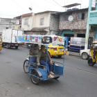 Locales del suroeste de Guayaquil son obligados a dar dinero.