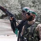 Hombres armados palestinos asisten al funeral de cuatro miembros de la Jihad Islámica que murieron en un ataque aéreo israelí.