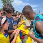 Jugadores de la Tri firmaron camisetas de los aficionados.