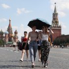La gente camina por la Plaza Roja frente al Kremlin en Moscú, Rusia, el 2 de julio de 2024.
