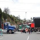 Fotografía que muestra transportistas y camioneros mientras bloquean la frontera entre Ecuador y Colombia.
