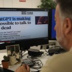 Cuando fallece un ser querido podemos recordarle con sus fotos, vídeos o mensajes e incluso "hablar" con él en nuestra mente, pero ¿y si fuera capaz de contestarnos?.