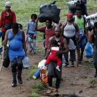 Migrantes haitianos en su camino hacia Panamá por el Tapón del Darién en Acandi (Colombia).