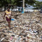 Santo Domingo. Playa cubierta de basura tras el paso de Beryl.