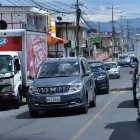 En horas pico, puede tomar entre cuarenta minutos y una hora ingresar a Puembo desde otros sectores del distrito. El crecimiento poblacional es un factor. 2. Escasez. Usuarios indican que el número de buses resulta insuficiente para la demanda.