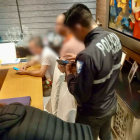 Agentes de la Policía y la Fiscalía llevaron a cabo un registro domiciliario en una residencia ubicada en Samborondón.