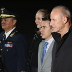 El presidente de Ecuador, Daniel Noboa (2-d), y su esposa, Lavinia Valbonesi (2-i), caminan junto al ministro de Relaciones Exteriores del Perú, Javier González-Olaechea (d).
