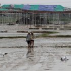 La gente camina en el lugar después de una estampida en Hathras, Uttar Pradesh, India, el 3 de julio de 2024.