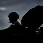 Un soldado conduce un vehículo durante los preparativos finales del ejército holandés para su contribución al ejercicio de la OTAN "Steadfast Defender 2024", en Oirschot, Países Bajos, 19 de marzo de 2024.