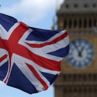 La bandera de la Unión Británica ondea frente al edificio del Parlamento el día de las elecciones generales, en Londres, Gran Bretaña, el 4 de julio de 2024.