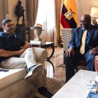 El alcalde de Guayaquil, Aquiles Álvarez, junto al embajador de Estados Unidos en Ecuador, Arthur Brown.