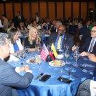 El diplomático estadounidense junto a resperesentantes de AMCHAM