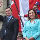 El presidente de Ecuador, Daniel Noboa, saluda junto a su par peruana, Dina Boluarte, a su llegada al Palacio Nacional este jueves 4 de julio.