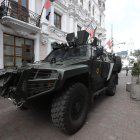 El vehículo de las Fuerzas Armadas yacía estacionado sobre la calle García Moreno, a metros de Carondelet.