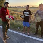 Trabajadores de Túnez al amanecer en una carretera en la provincia de Latina, esperando a que les pasen a recoger para ir a trabajar al campo.